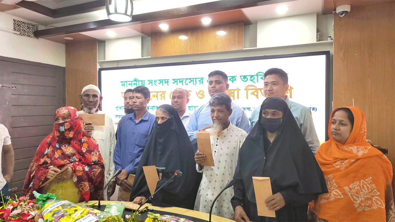 চেক ও ইজিবাইক বিতরণ করছেন হাসনাত আবদুল্লাহ