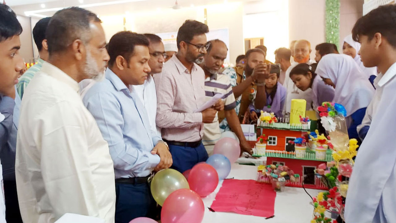 উপজেলা পরিষদ মিলনায়তনে অনুষ্ঠিত মেলার স্টল