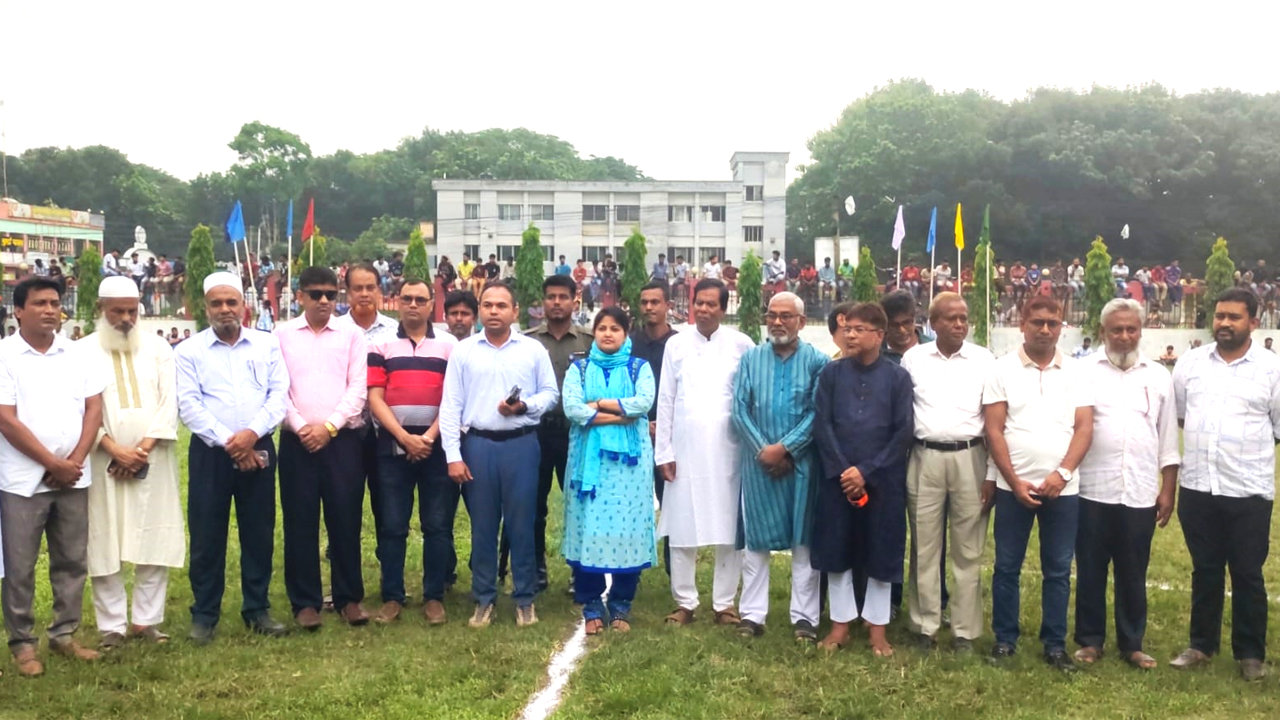 উদ্বোধী খেলার শুরুর আগে মাঠে উপস্থিত দুই উপজেলার ইউএনওসহ অতিথিগণ