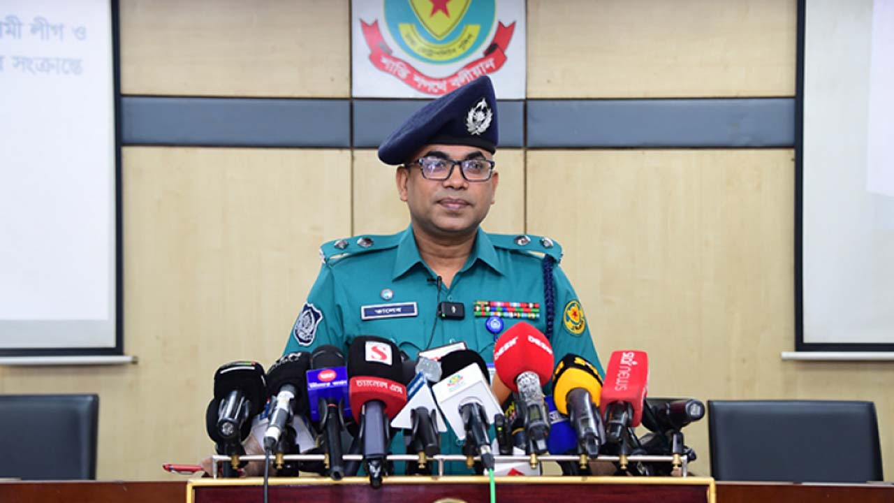সংবাদ সম্মেলনে কথা বলছেন উপ-পুলিশ কমিশনার (ডিসি) মুহাম্মদ তালেবুর রহমান