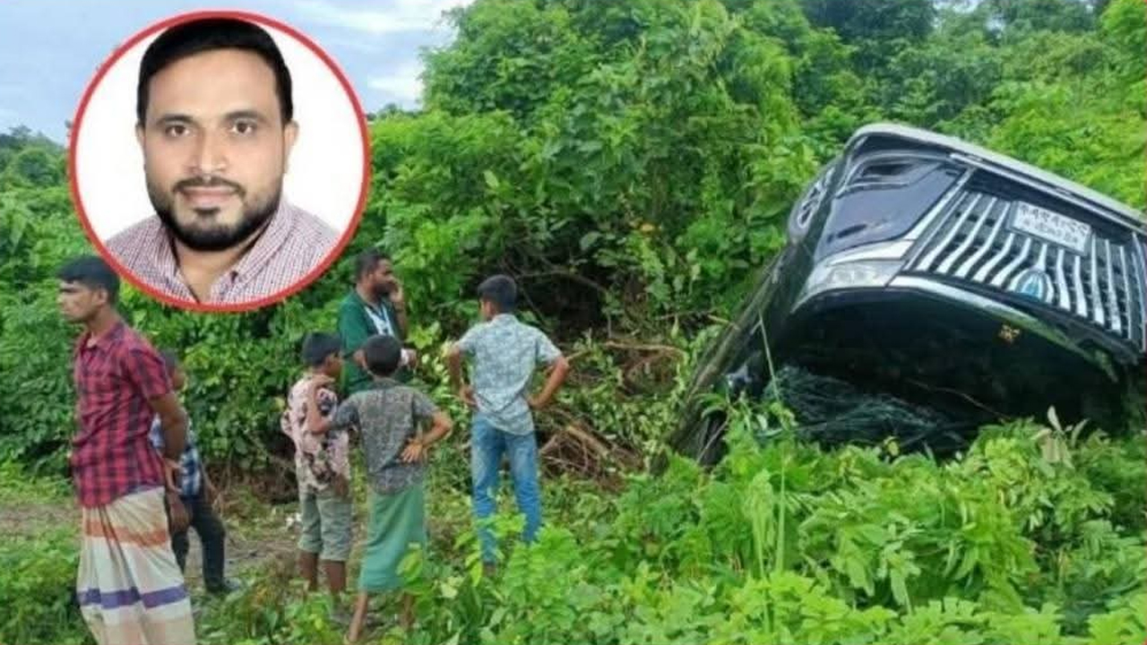 খাদে পড়ে যায় গাড়ি দুটি