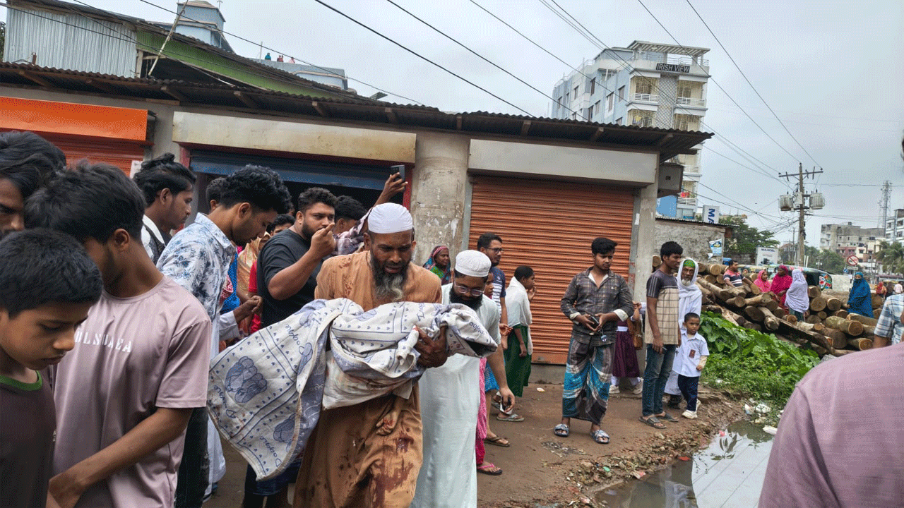 ছেলের লাশ কোলে বাবা