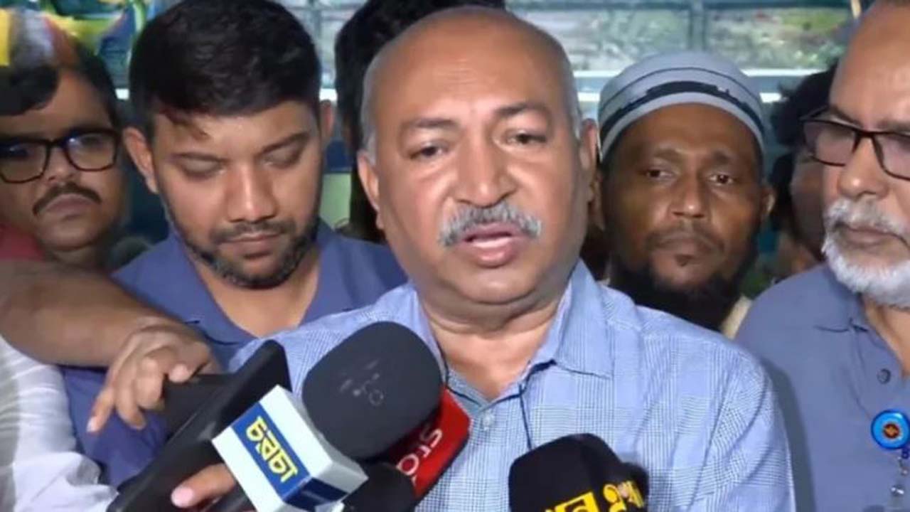 সাংবাদিকদের সাথে কথা বলছেন স্বাস্থ্য অধিদফতরের মহাপরিচালক অধ্যাপক ডা: প্রভাত চন্দ্র বিশ্বাস