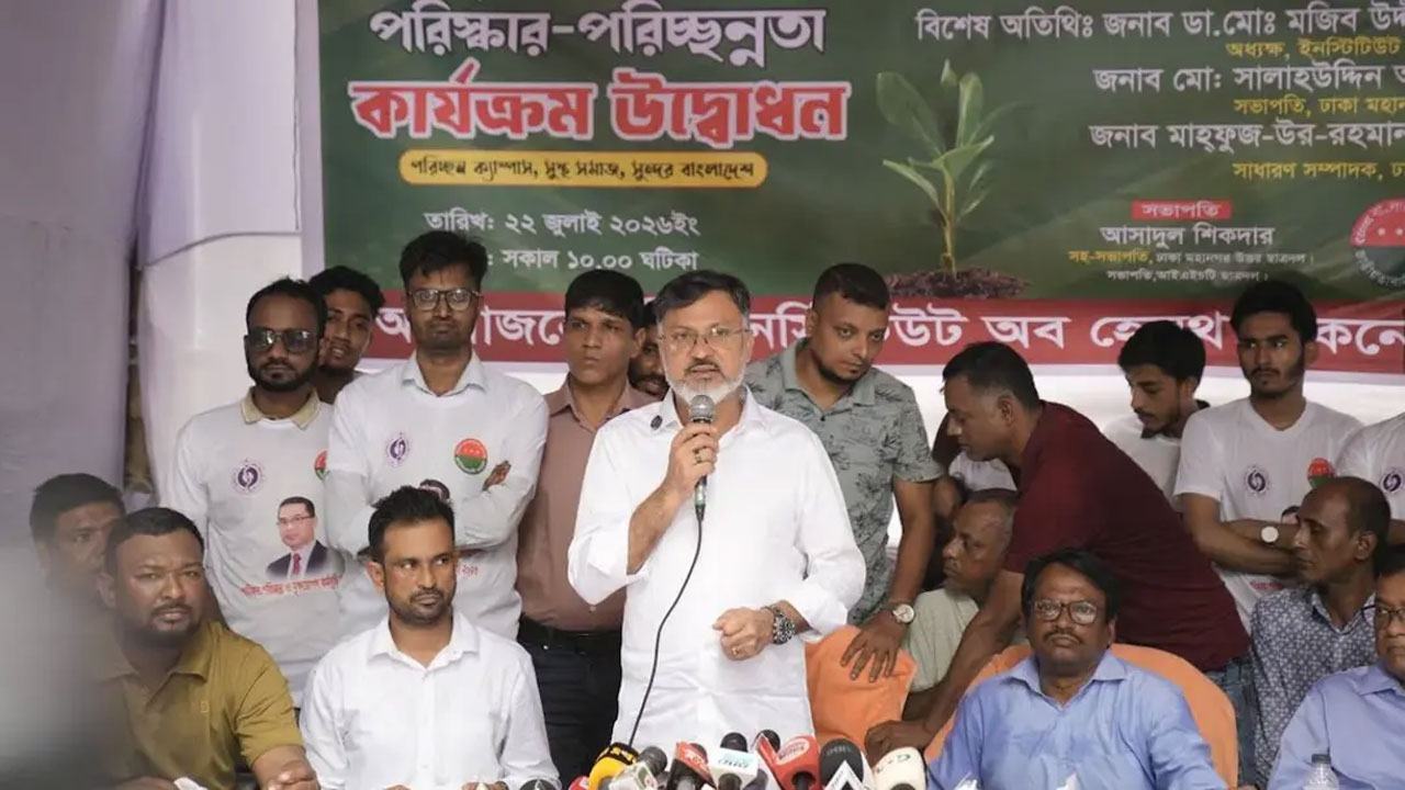কথা বলছেন ডিএনসিসি প্রশাসক মো: শফিকুল ইসলাম খান