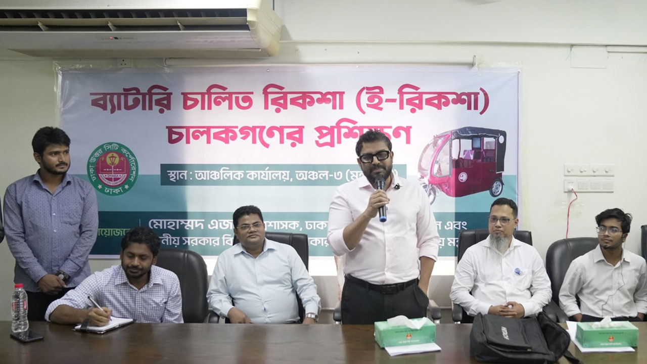 কথা বলছেন ঢাকা উত্তর সিটি করপোরেশনের (ডিএনসিসি) প্রশাসক মোহাম্মদ এজাজ।