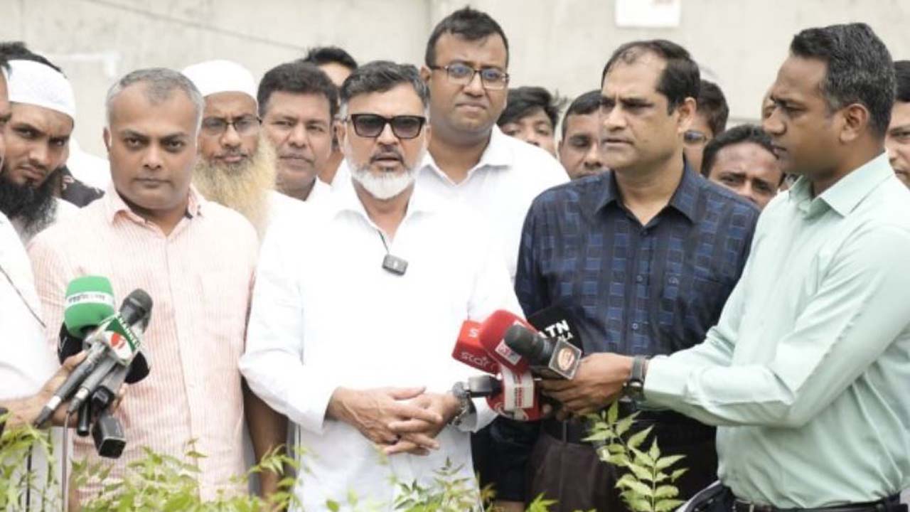 সাংবাদিকদের সাথে কথা বলছেন ডিএনসিসি প্রশাসক মো: শফিকুল ইসলাম খান