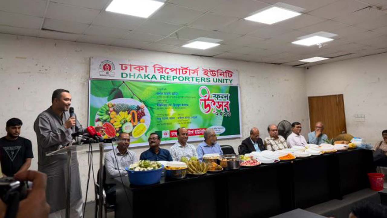 বক্তব্য রাখছেন প্রধানমন্ত্রীর উপদেষ্টা ড. মাহদী আমিন