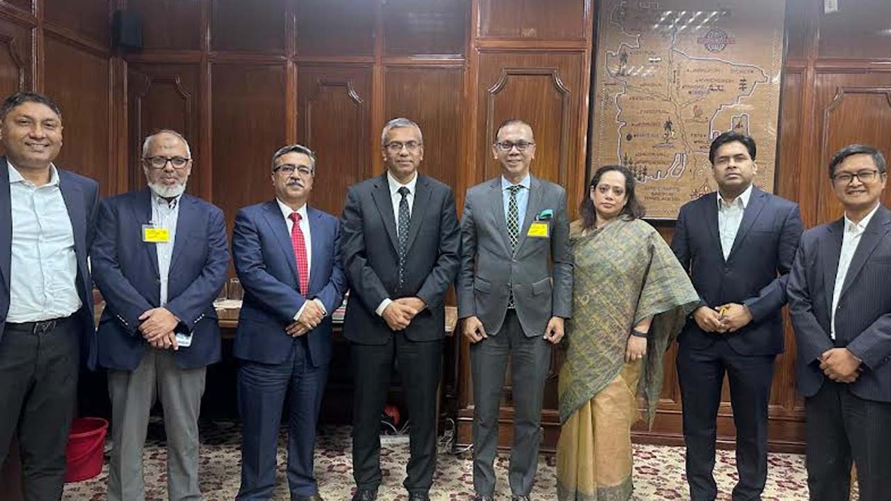 গভর্নরের সাথে ডিএসই প্রতিনিধিদলের বৈঠক