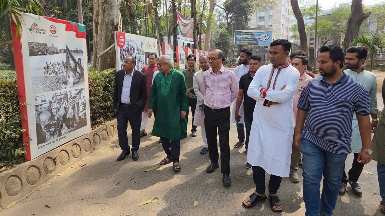 আলোচনা সভা শেষে আলোকচিত্র প্রদর্শনী পরিদর্শন করেন অতিথিরা