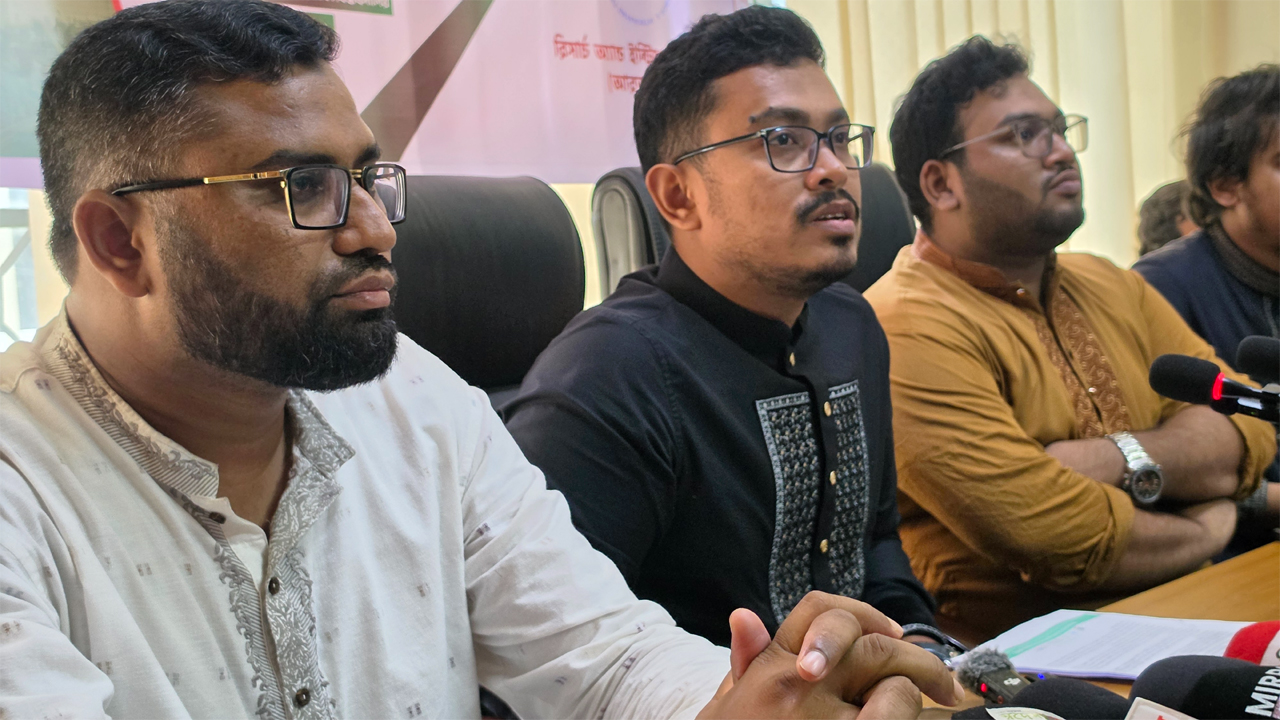 সংবাদ সম্মেলনে সাদিক কায়েমসহ ডাকসু নেতৃবৃন্দ বক্তব্য দেন