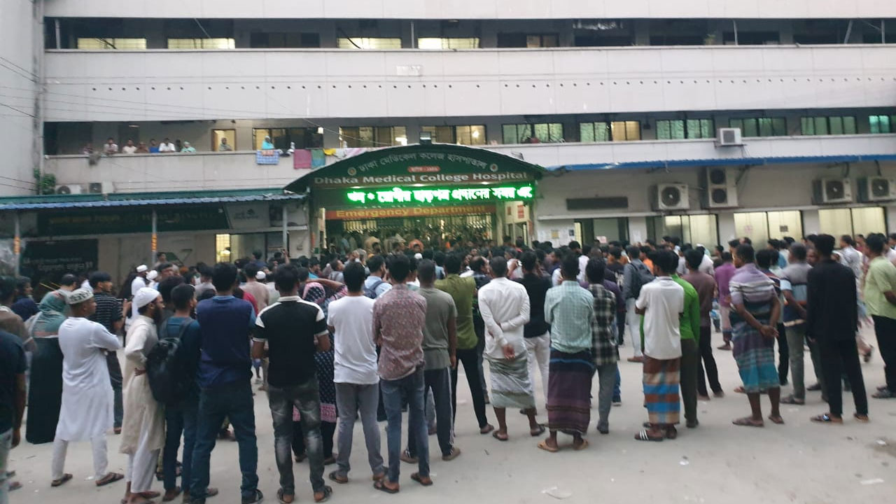 সন্ধ্যা পর্যন্ত হাসপাতাল এলাকায় থমথমে পরিস্থিতি বিরাজ করছিলো