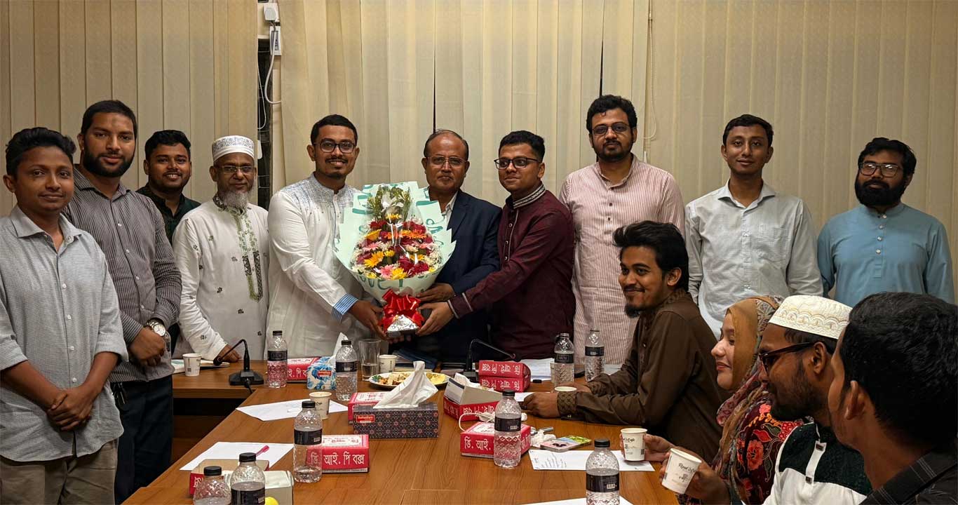 ডাকসুর কার্যনির্বাহী সভায় ভিসি অধ্যাপক ড. এ বি এম ওবায়দুল ইসলামকে ফুলেল শুভেচ্ছা জানানো হয়