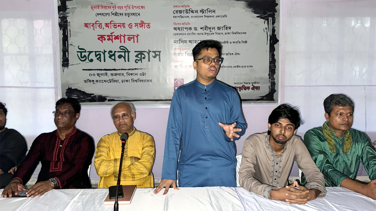 কর্মশালায় বক্তব্য রাখছেন ডাকসু জিএস এসএম ফরহাদ