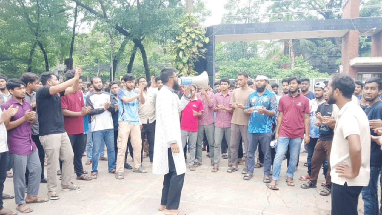 তিন দফা দাবিতে ডুয়েট শিক্ষার্থীরা ব্লকেড কর্মসূচি পালন করছেন