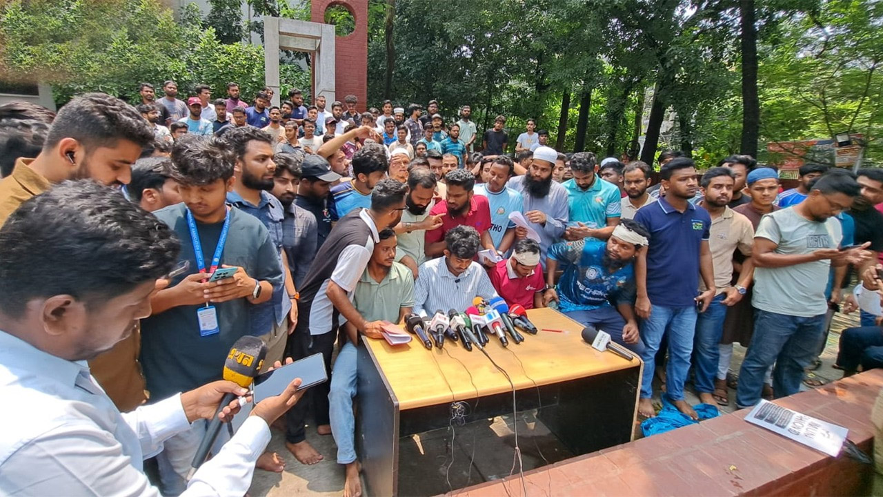 শিক্ষার্থীদের নিয়ন্ত্রণে ডুয়েট ক্যাম্পাস, বাইরে ছাত্রদলের সংবাদ সম্মেলন