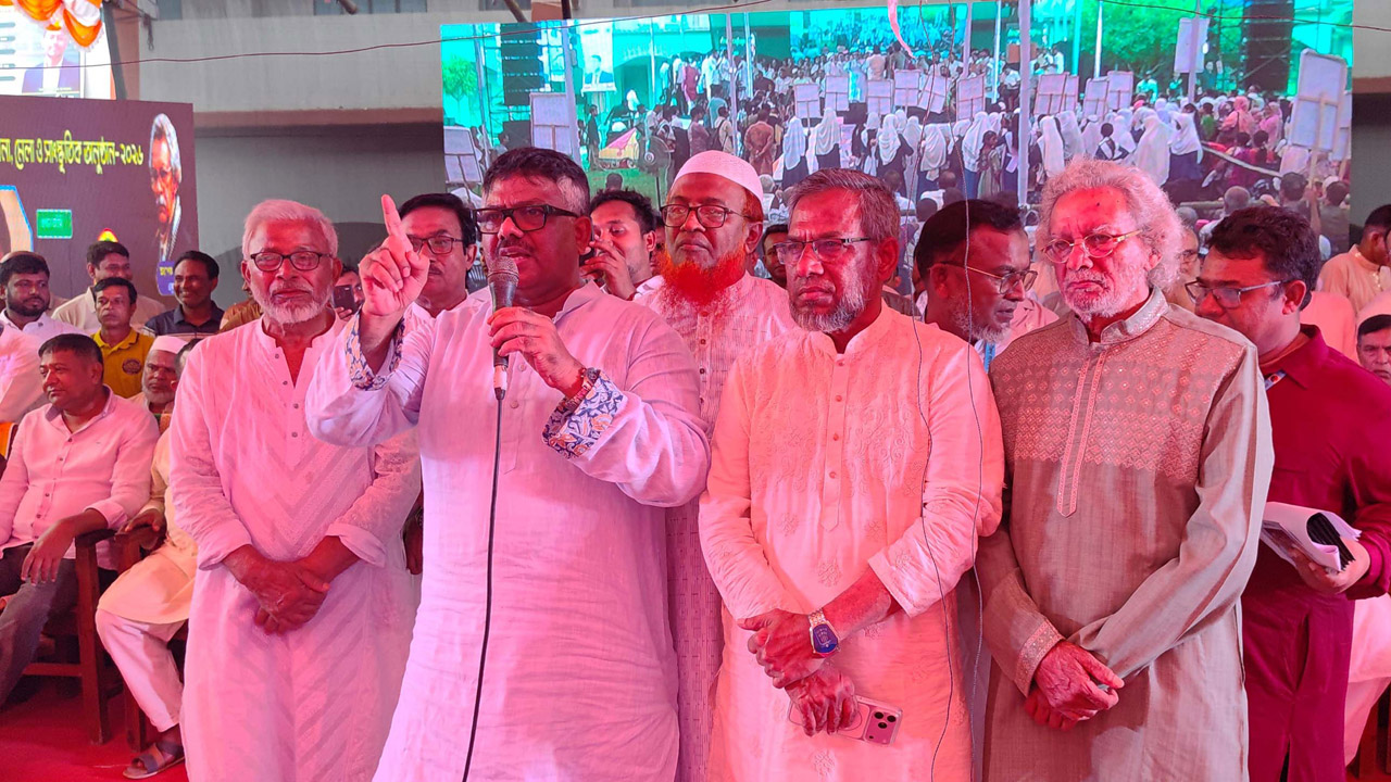 বক্তব্য রাখছেন অ্যাডভোকেট এম রুহুল কুদ্দুস তালুকদার দুলু
