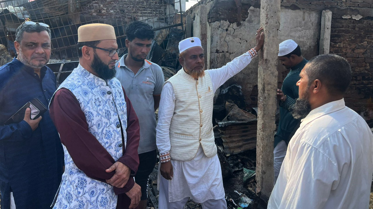 দাগনভূঞাতে আগুনে পুড়ে যাওয়া দোকান পরিদর্শন করলেন ফখরুদ্দিন মানিক