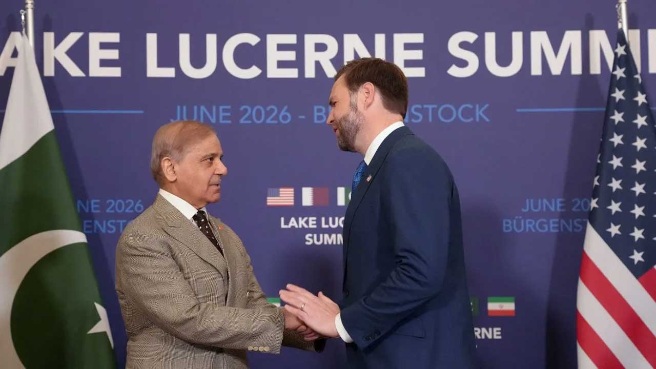 পাকিস্তানের প্রধানমন্ত্রীর শেহবাজ শরীফের সাতে করমর্দন করছেন মার্কিন ভাইস প্রেসিডেন্ট জেভি ভ্যান্স