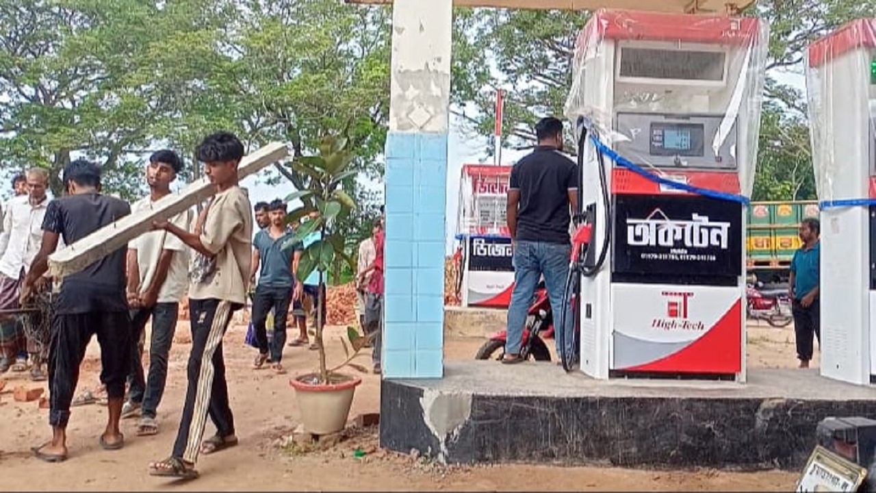 জমি নিয়ে বিরোধে ফিলিং স্টেশনের মাঝে কাঁটাতারের বেড়া, প্রশাসনের হস্তক্ষেপ দাবি