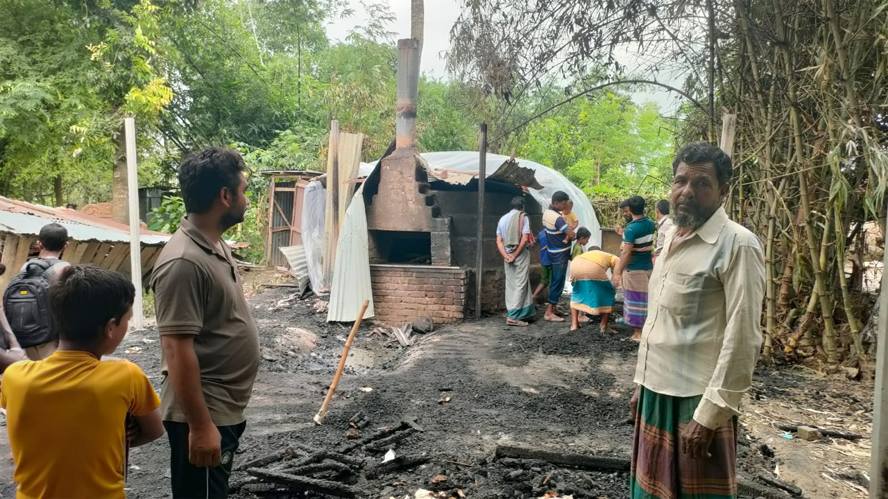 বিস্কুট কারখানায় আগুন