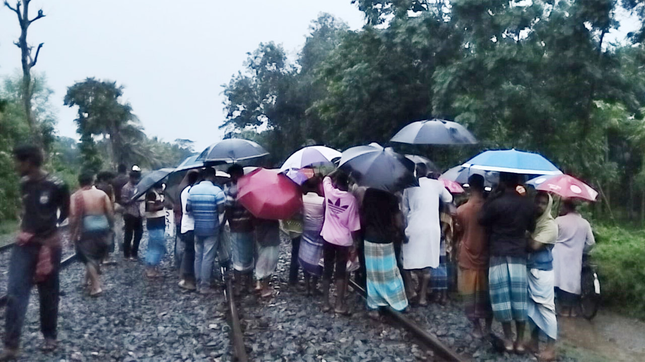 দুর্ঘটনাস্থলে উৎসুক জনতা