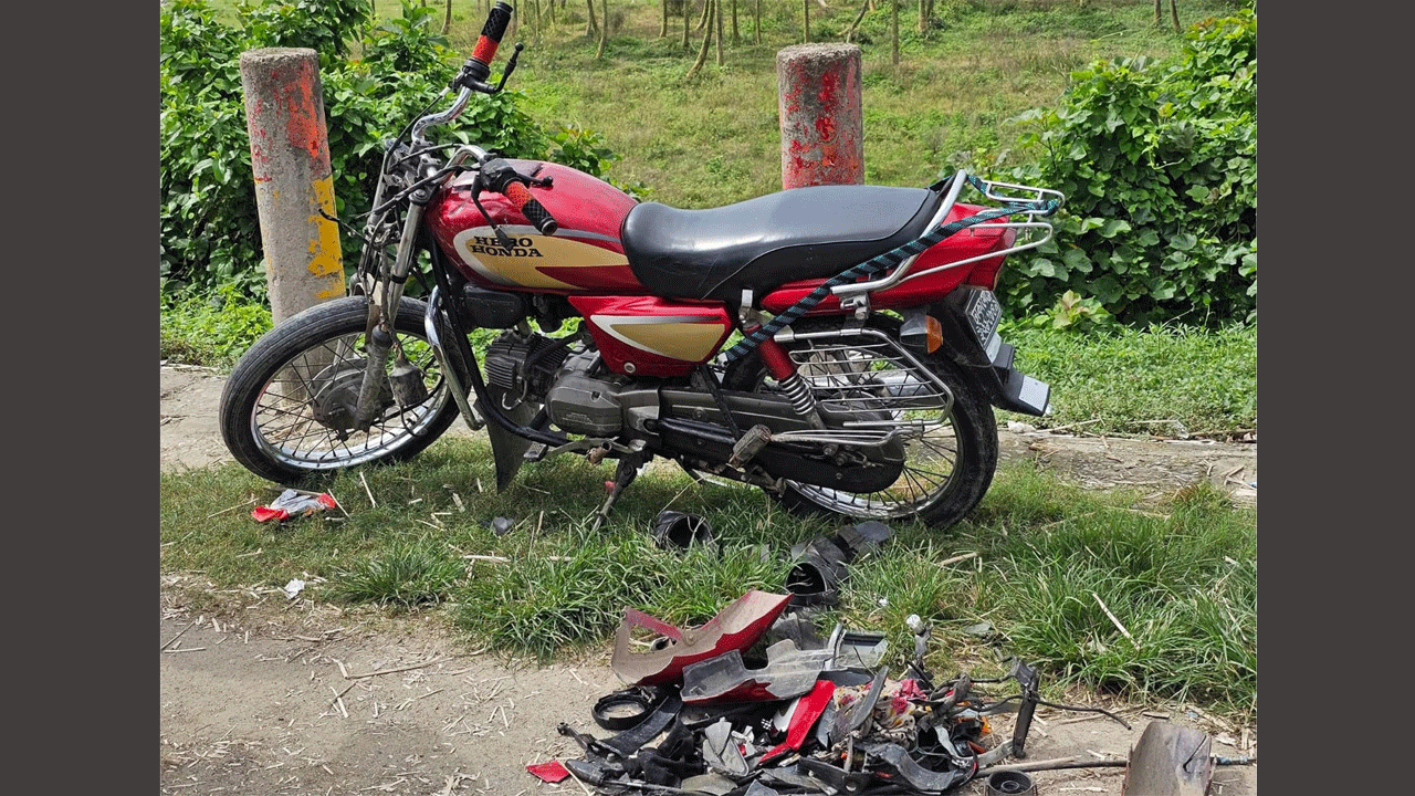 দুর্ঘটনাকবলিত মোটরসাইকেল