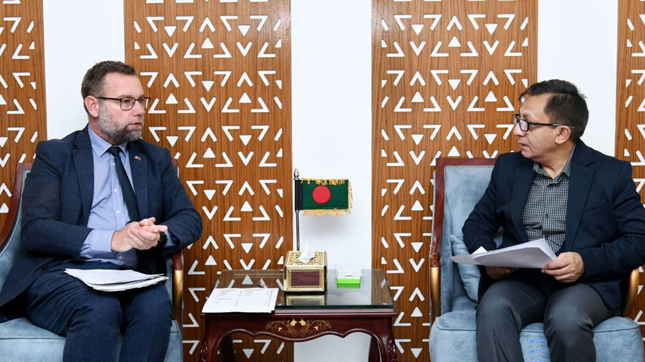 ডেনমার্কের রাষ্ট্রদূত ক্রিশ্চিয়ান ব্রিক্স মোলার ও বাণিজ্যমন্ত্রী খন্দকার আব্দুল মুক্তাদির