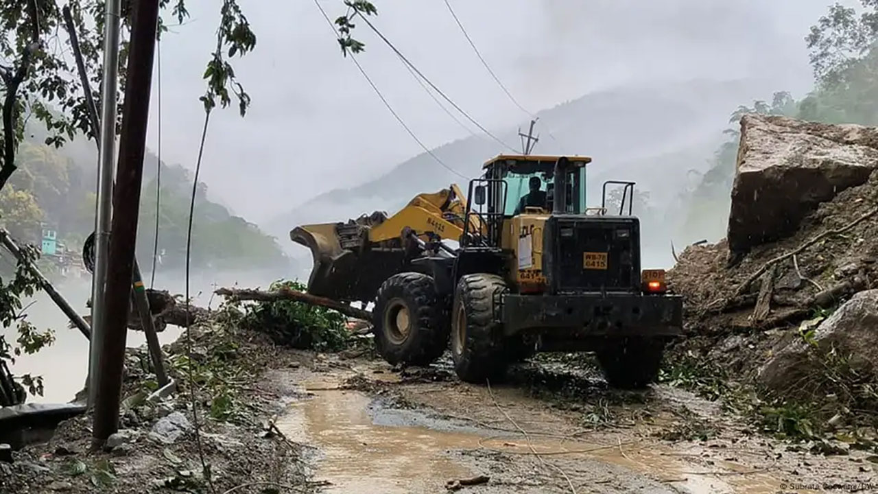 ১২ ঘণ্টা ধরে প্রবল বৃষ্টির পর দার্জিলিয়ে অনেক জায়গায় ধস নামে