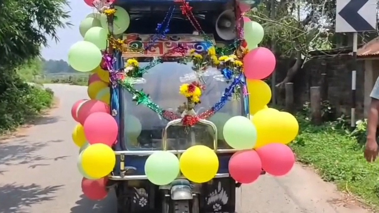 চুয়াডাঙ্গার দর্শনায় ইজি বাইকে মাইকিং, বাকি তুলতে গ্রাহকের দরজায় ব্যবসায়ী