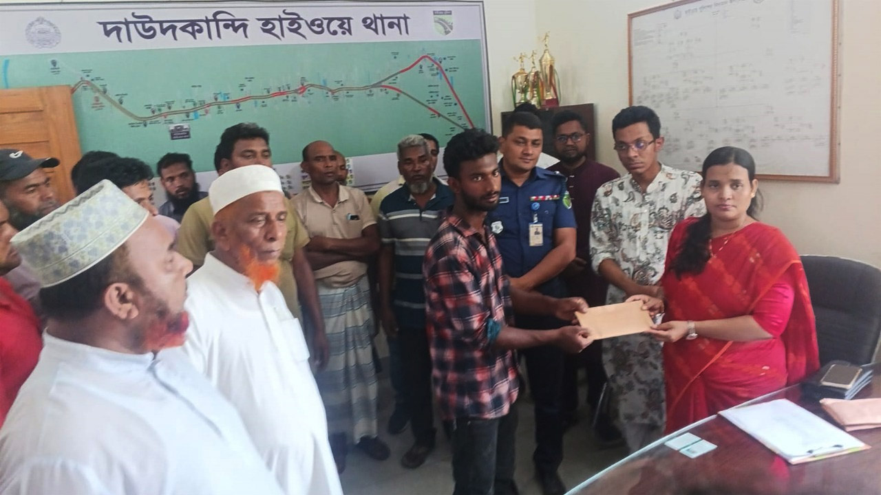 নিহতদের পরিবার ও আহতদের হাতে অর্থ সহায়তার চেক তুলে দেন ইউএনও নাছরিন আক্তার