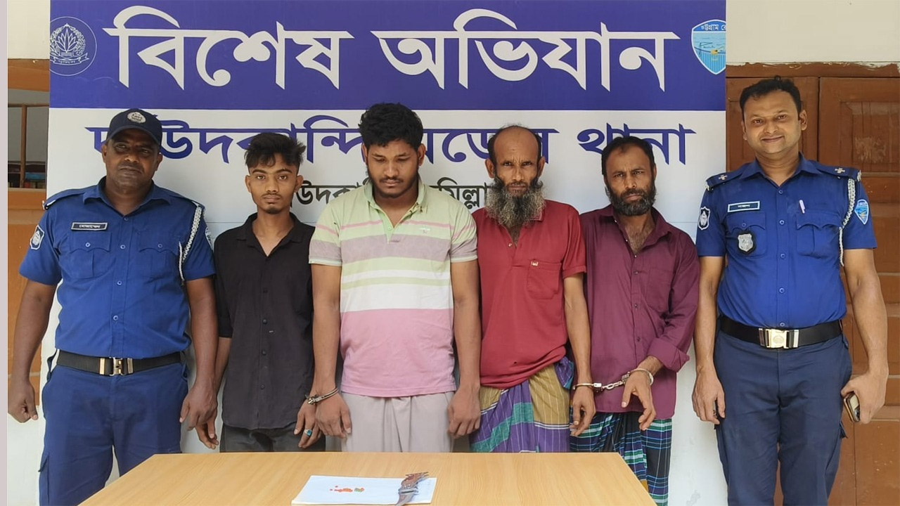 দাউদকান্দিতে মাদক কারবারিসহ গ্রেফতার ৪