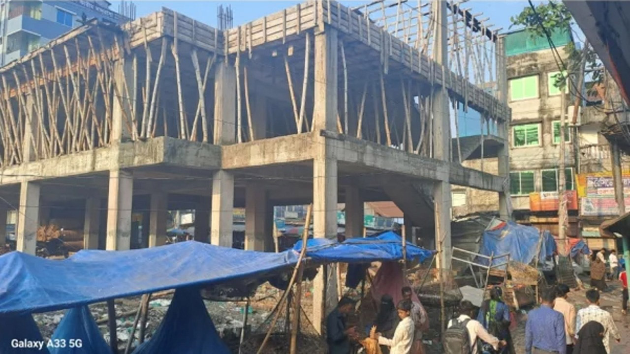 ৫ বছরেও গৌরীপুর কাঁচাবাজারের নির্মাণ কাজ শেষ না হওয়ায় ভোগান্তি