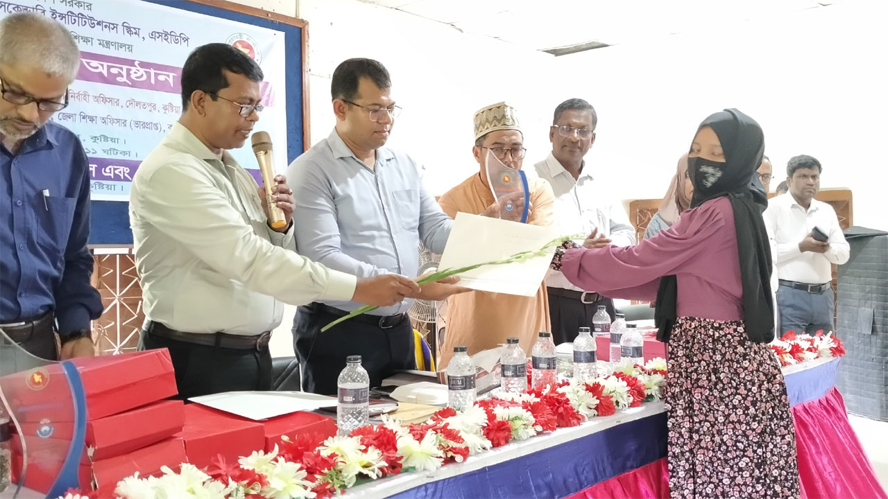 কুষ্টিয়ার দৌলতপুরে ২০২২-২৩ শিক্ষাবর্ষের ২০ জন মেধাবী শিক্ষার্থীর মাঝে ক্রেস্ট ও সনদ বিতরণ করা হয়েছে।