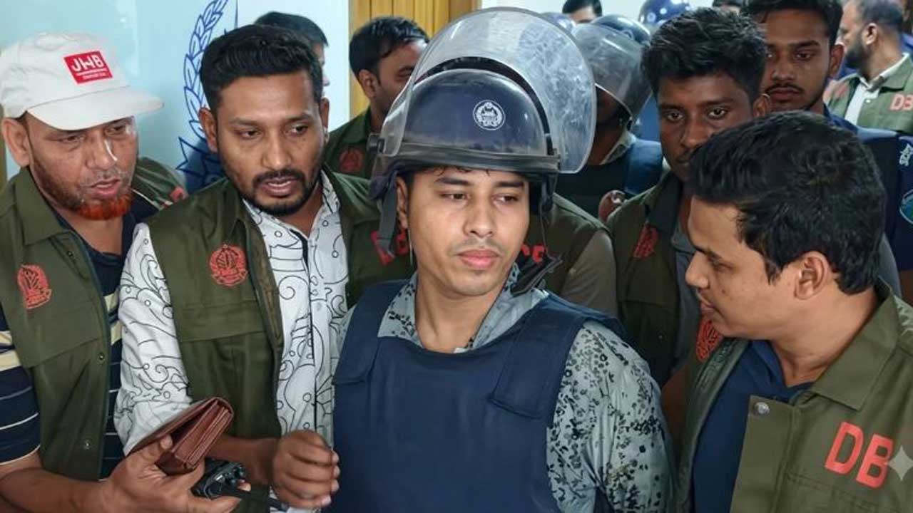 আদালতে পুলিশি পাহারায় শীর্ষ সন্ত্রাসী মোবারক হোসেন ইমন ওরফে ডেভিড ইমন