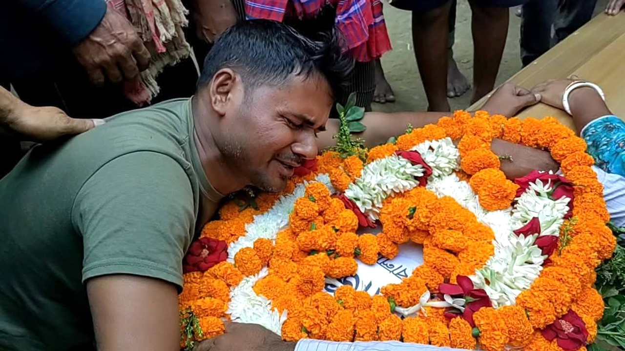 স্বজনদের কান্নার শব্দে ভারী হয়ে উঠছে চারপাশ