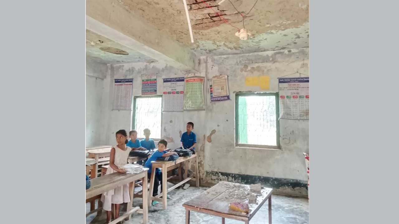 দেবিদ্বারের গজারিয়া সরকারি প্রাথমিক বিদ্যালয়ের শ্রেণিকক্ষে ফ্যানসহ ছাদের পলেস্তারা খসে পড়ে
