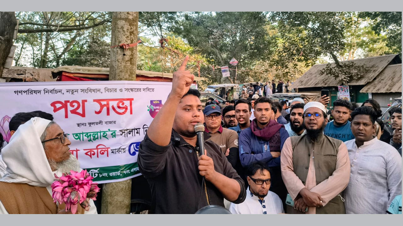 দেবিদ্বারে পথসভায় বক্তব্য রাখছেন হাসনাত আব্দুল্লাহ