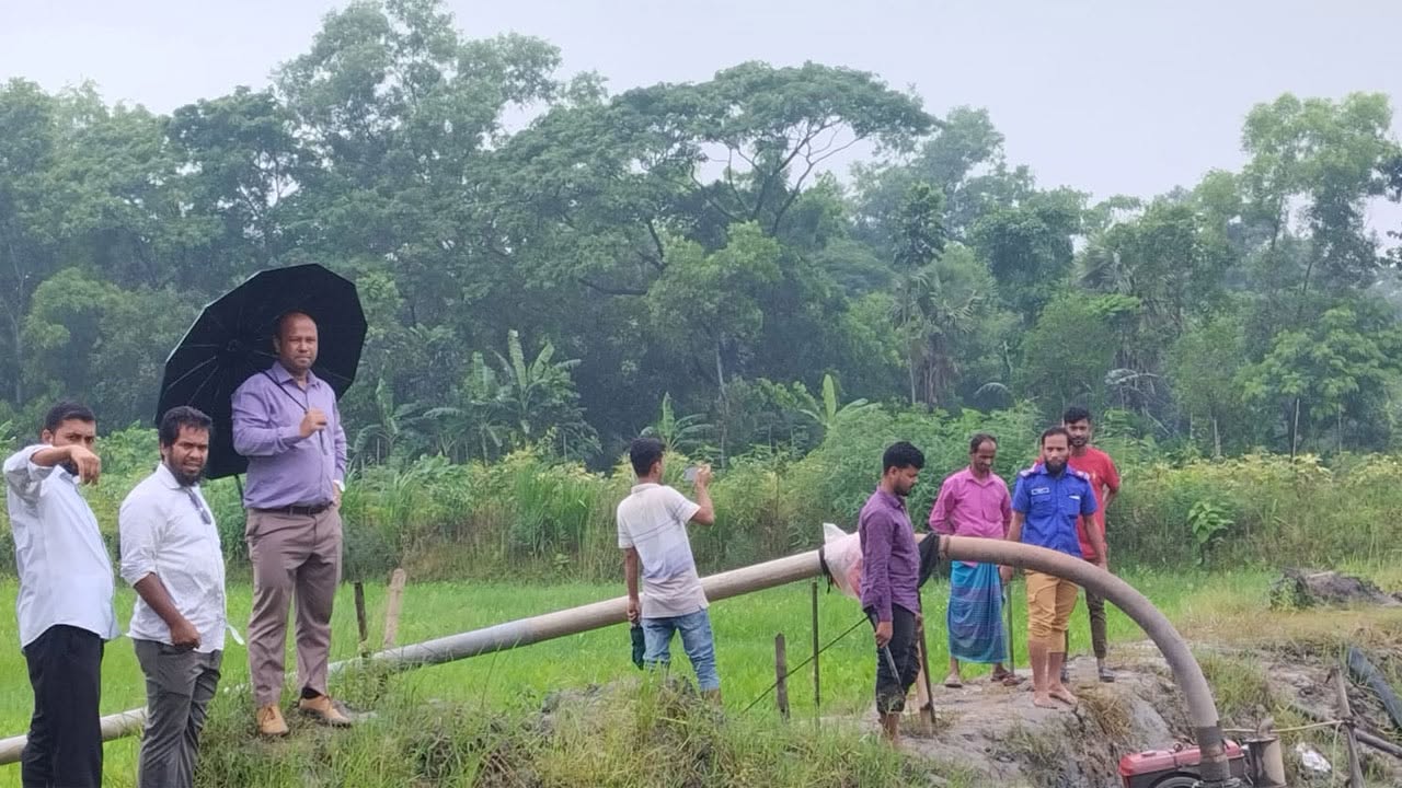 দেবিদ্বারে অবৈধ ড্রেজারের বিরুদ্ধে ভ্রাম্যমাণ আদালতের অভিযান