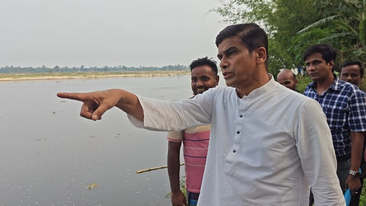 পঞ্চগড়ের দেবীগঞ্জ উপজেলার করতোয়া নদীর ভাঙনকবলিত বিভিন্ন এলাকা পরিদর্শন করেছেন পানিসম্পদ প্রতিমন্ত্রী ফরহাদ হোসেন আজাদ