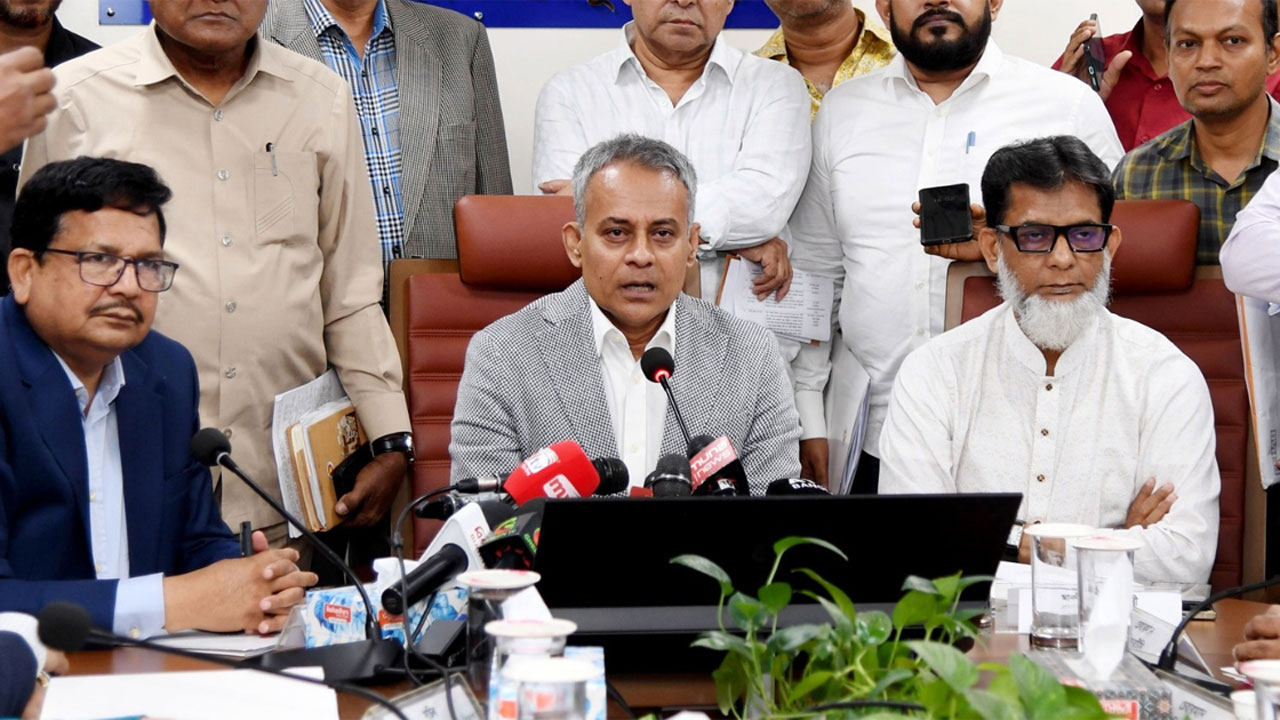 সংশ্লিষ্ট দফতর ও সংস্থাগুলোকে প্রয়োজনীয় দিকনির্দেশনা দেন সড়ক পরিবহন ও সেতুমন্ত্রী শেখ রবিউল আলম