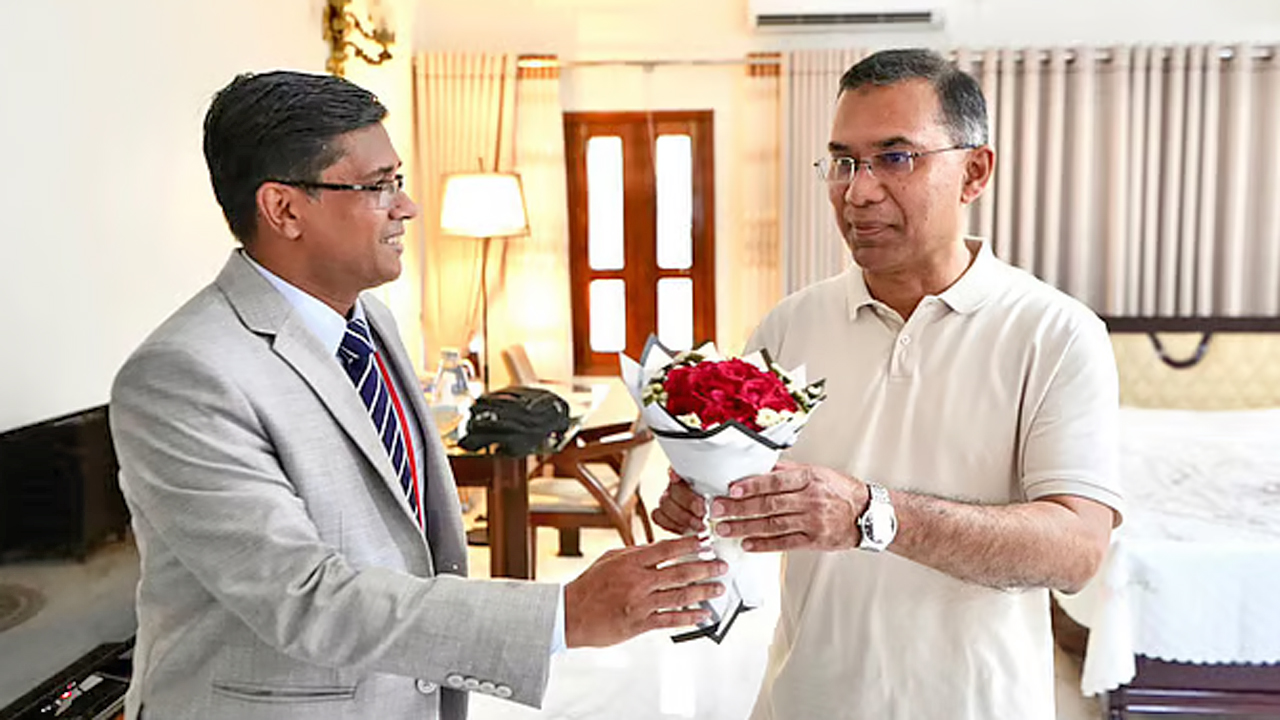 প্রধানমন্ত্রী তারেক রহমানকে ফুল দিয়ে স্বাগত জানান জেলা প্রশাসক মো: তৌফিকুর রহমান