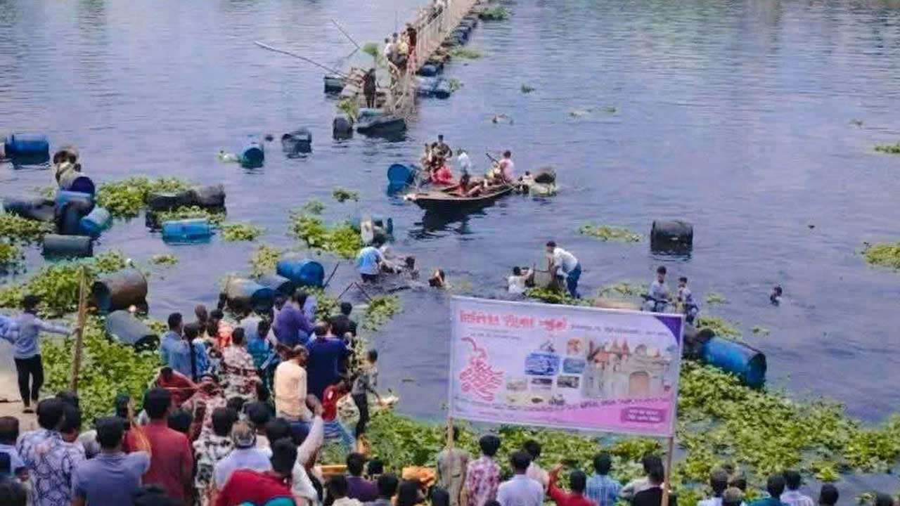 ২১ মার্চ দেওয়ানগঞ্জ থানার সামনে পুরোনো ব্রহ্মপুত্র নদের ওপর নির্মিত ভাসমান সেতুটি উল্টে যায়