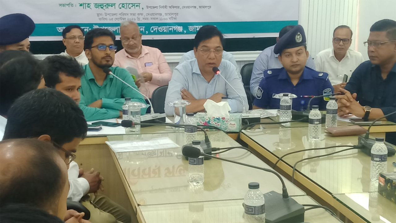 মতবিনিময় সভায় প্রধান অতিথির বক্তব্য দিচ্ছেন বিমানমন্ত্রী