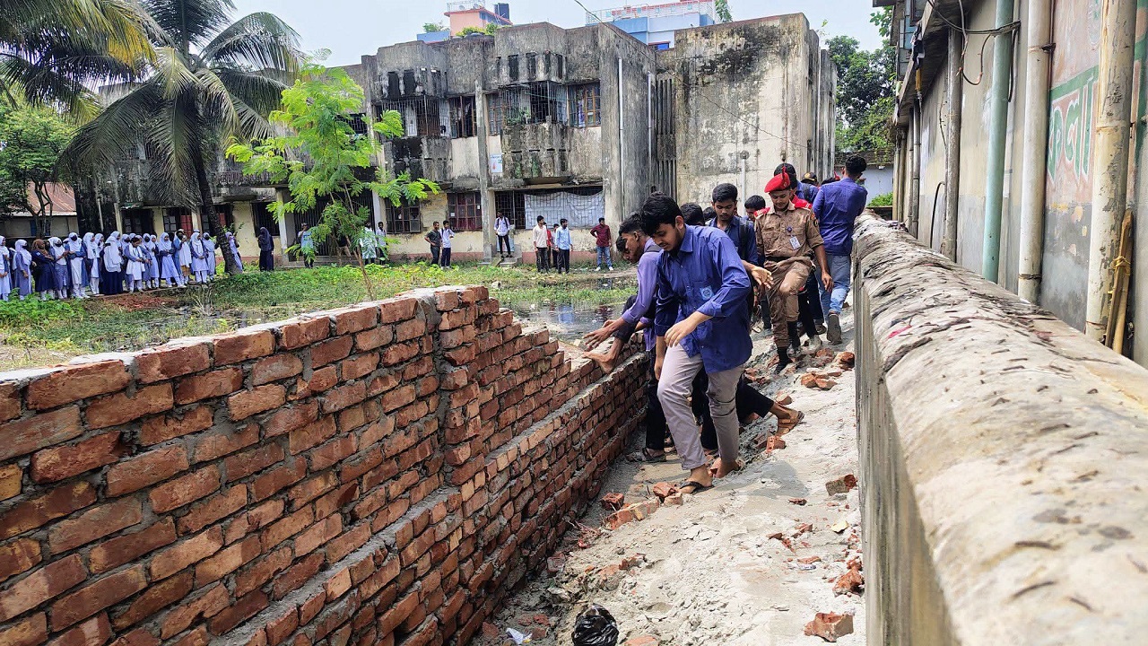 দে‌বিদ্বার সরকারি ক‌লে‌জের জায়গা দখল ক‌রে প্রাচীর নির্মাণ, শিক্ষার্থী‌দের বি‌ক্ষোভ