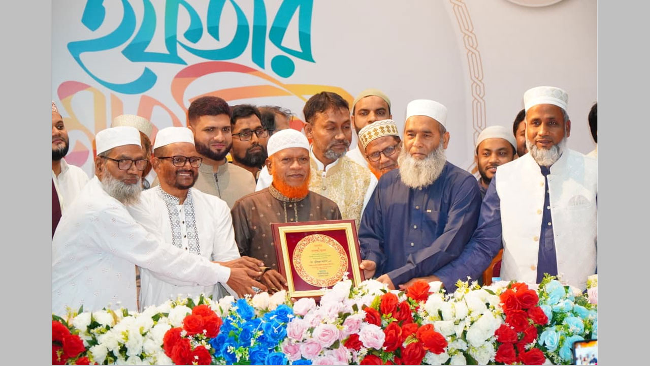 নবনির্বাচিত চারজন এমপিকে সংবর্ধনা প্রদান করা হচ্ছে