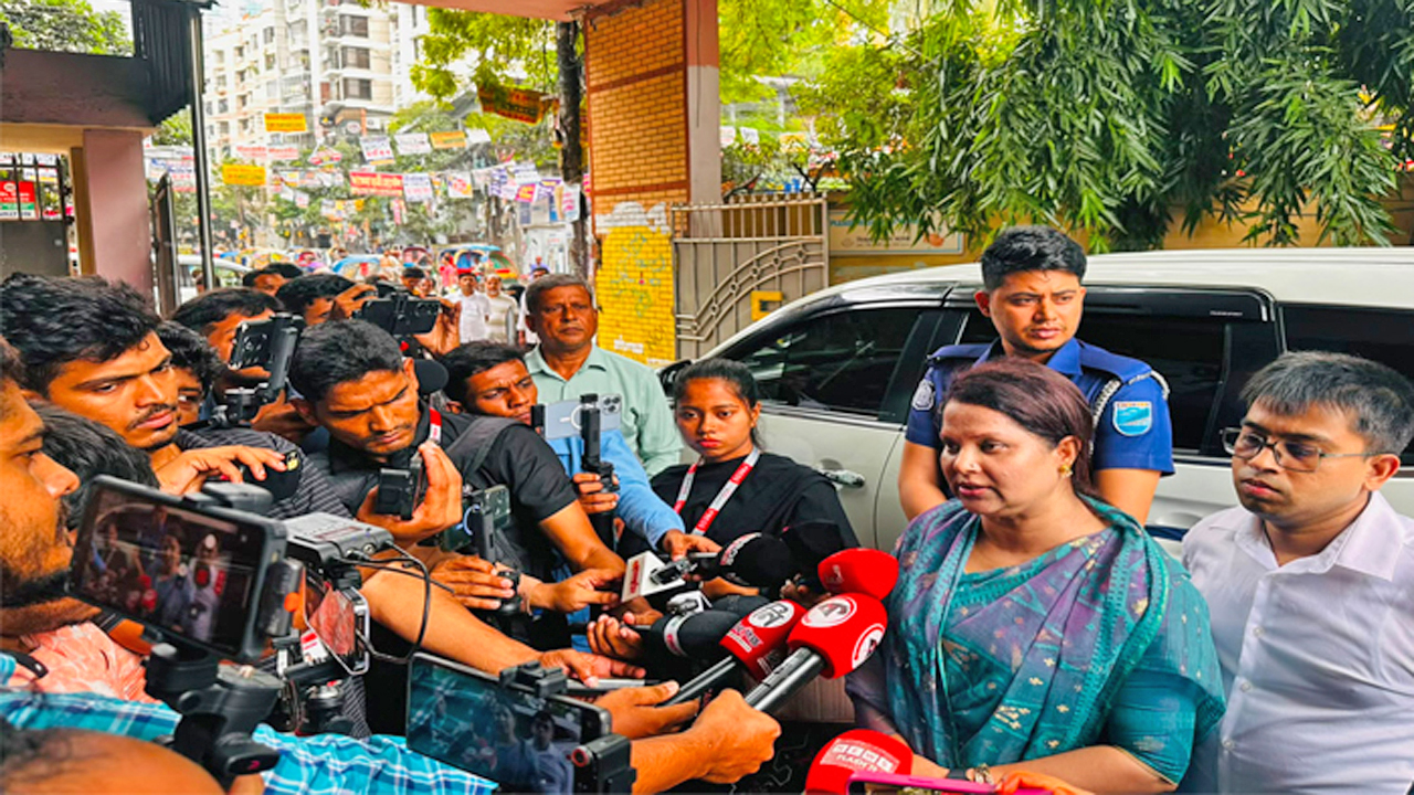 রাজধানীর সিদ্ধেশরী গার্লস কলেজে এইচএসসি ও সমমান পরীক্ষার কেন্দ্র পরিদর্শনে ঢাকা জেলা প্রশাসক মিজ ফরিদা খানম