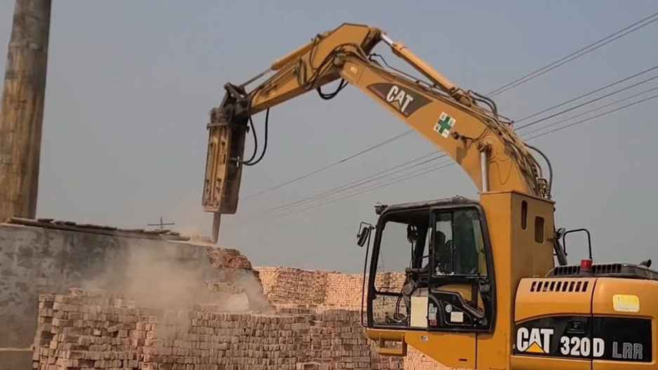 ধ্বংস করা হচ্ছে ইটভাটা