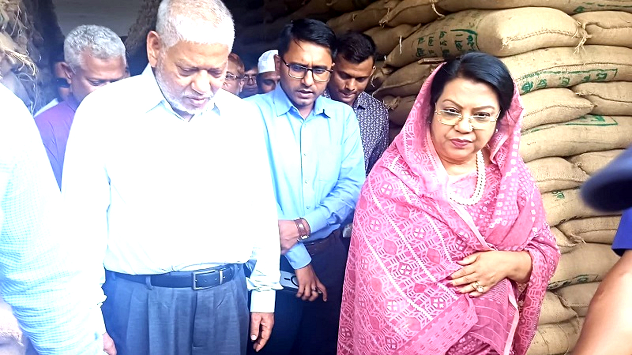 ধামরাই পৌর শহরে ইসলামপুর এলাকায় স্থাপিত খাদ্য গুদাম পরিদর্শনে খাদ্যমন্ত্রী