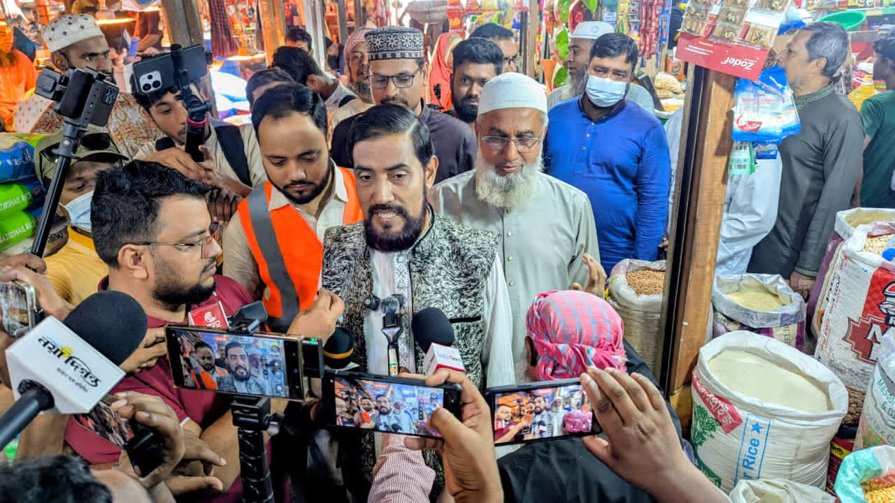 সাংবাদিকদের সাথে কথা বলছেন ঢাকা মহানগরী উত্তরের আমির মোহাম্মদ সেলিম উদ্দিন