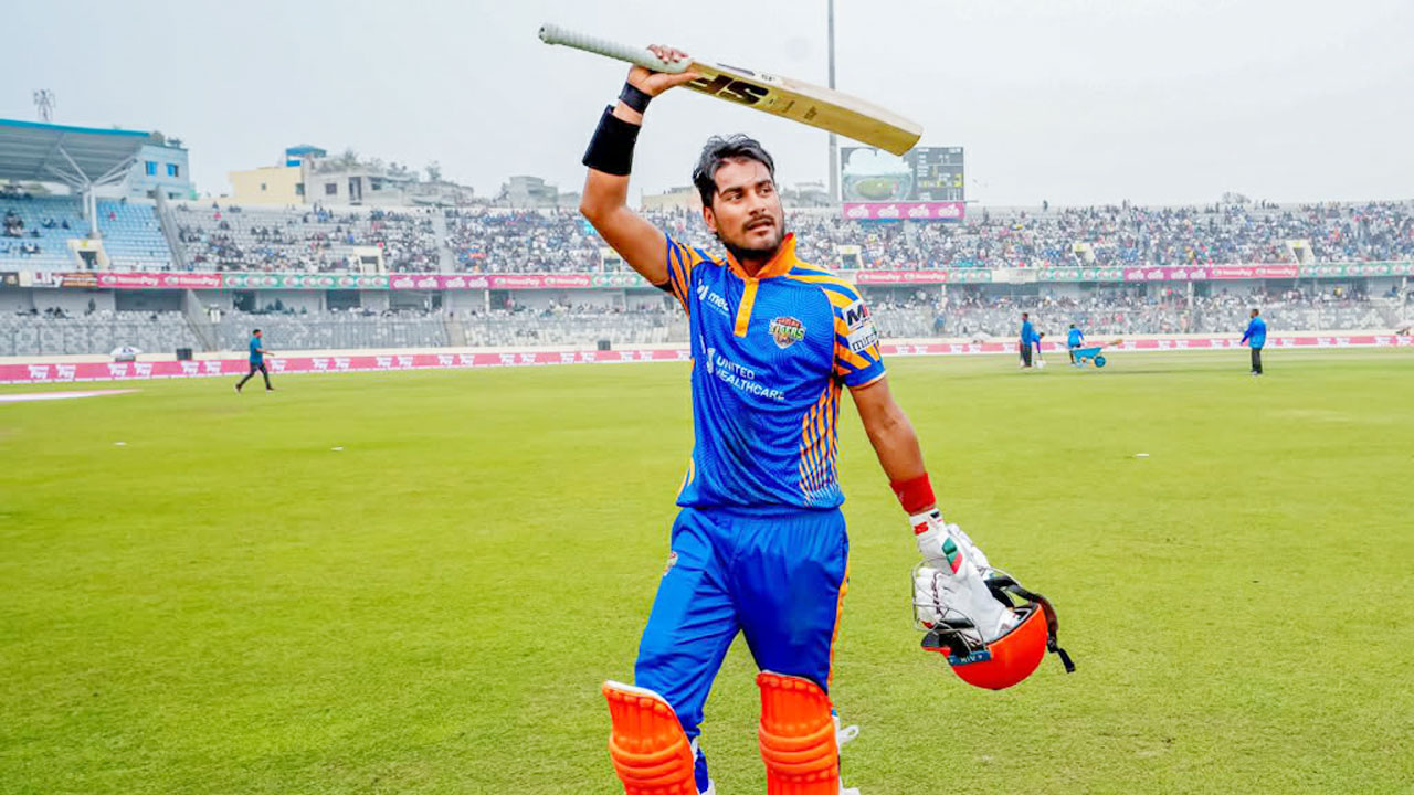১৩৬ বলে ১৪৫ রানের ক্যামিও ইনিংস খেলে মাঠ ছাড়ছেন নাঈম শেখ